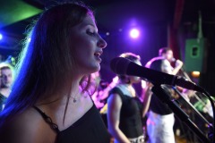 Fuori-l-onda-Giulia-Bonetti-voce-mirofono-solista-luce-by-Davide-Forti