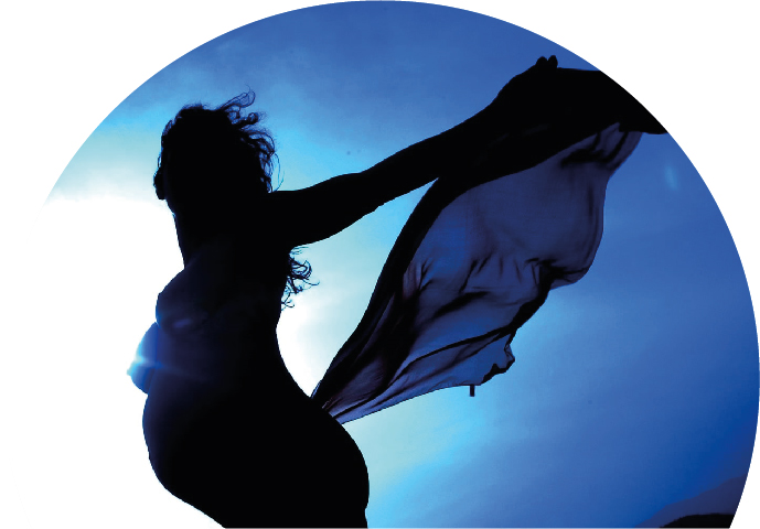 Donna silhouette nera su cielo blu